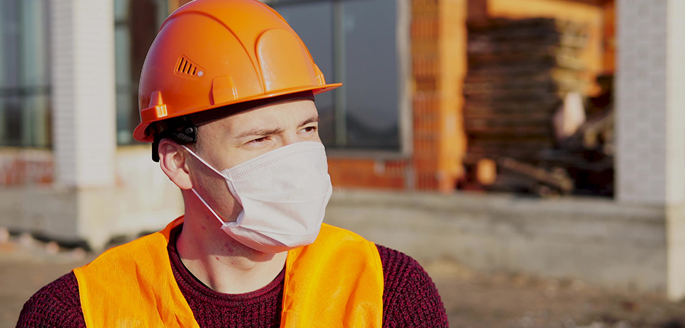 Construction worker wearing N95 mask on the jobsite.